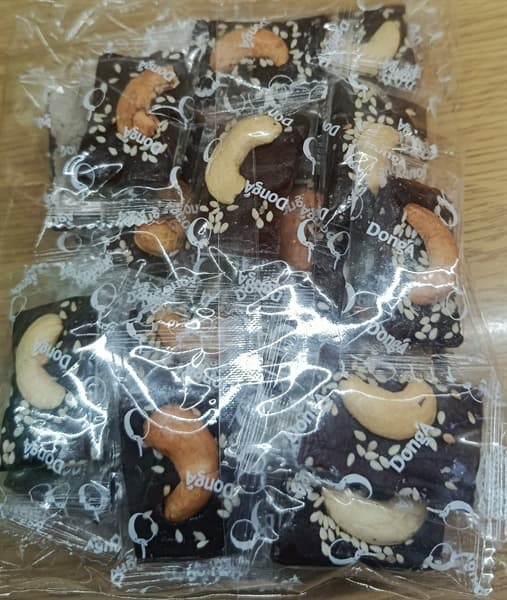 Kẹo chuối bánh tráng, mè, hạt điều