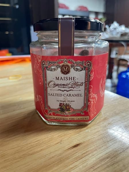 Hạt điều vị caramel MAISHE 150g hộp thuỷ tinh lục lăng màu đỏ